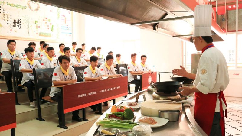 酸汤火锅与番茄锅底：一场火锅底料的味觉对决