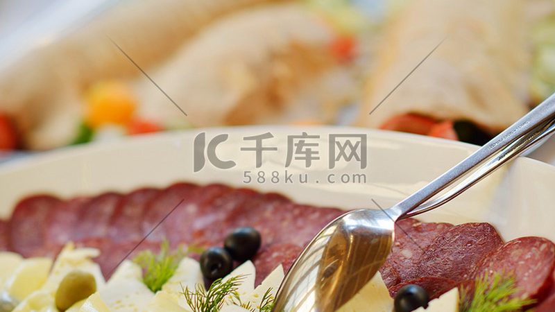 小型休闲食品加盟，费用预算如何把握？**
