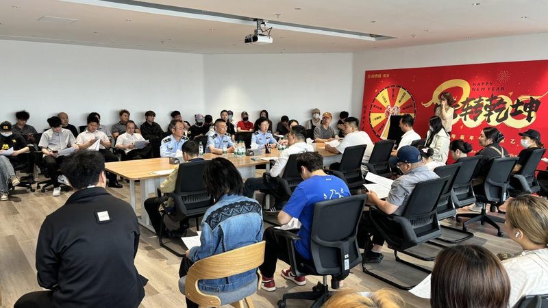 根据《中华人民共和国食品安全法》等相关法律法规，无证经营粮油店将面临以下处罚：